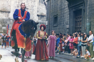 La Dama Samantha Maurini con il cavaliere Gianluca Fabbri durante il corteo di andata.