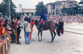 La Dama Samantha Maurini lega il fazzoletto sulla lancia del cavaliere Gianluca Fabbri.