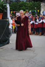 Un figurante rosso-azzurro durante la Rievocazione Storica dei Conti di Pagliara.