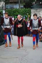 Un figurante rosso-azzurro durante la Rievocazione Storica dei Conti di Pagliara.