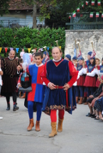 Un figurante rosso-azzurro durante la Rievocazione Storica dei Conti di Pagliara.