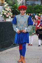 Un figurante rosso-azzurro durante la Rievocazione Storica dei Conti di Pagliara.