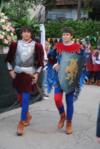 Un figurante rosso-azzurro durante la Rievocazione Storica dei Conti di Pagliara.