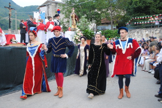 Un figurante rosso-azzurro durante la Rievocazione Storica dei Conti di Pagliara.