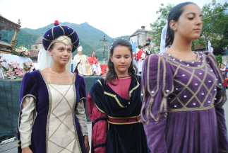 Un figurante rosso-azzurro durante la Rievocazione Storica dei Conti di Pagliara.