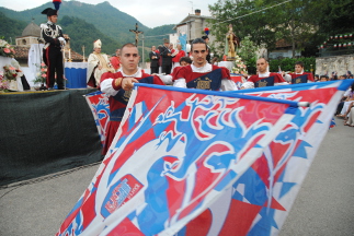 Gli sbandieratori rosso-azzurri durante la Rievocazione Storica dei Conti di Pagliara.