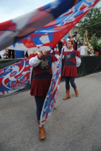 Gli sbandieratori rosso-azzurri durante la Rievocazione Storica dei Conti di Pagliara.