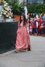 Una figurante rosso-azzurra rappresenta la giovane Colomba durante la Rievocazione Storica dei Conti di Pagliara.