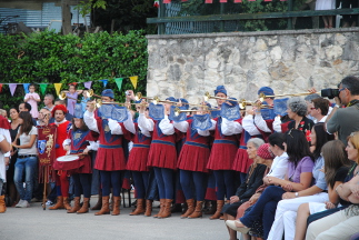 I musici rosso-azzurri annunciano il miracolo di Santa Colomba durante la Rievocazione Storica dei Conti di Pagliara.