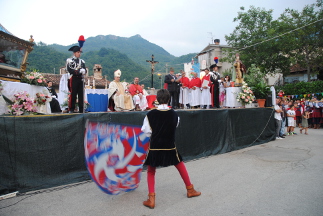 Omaggio a Santa Colomba durante la Rievocazione Storica dei Conti di Pagliara.