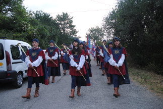 Corteo dei figuranti rosso-azzurri per le vie del paese.