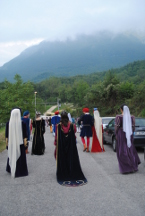 Corteo dei figuranti rosso-azzurri per le vie del paese.