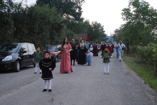 Corteo dei figuranti rosso-azzurri per le vie del paese.