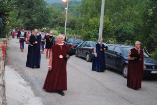 Corteo dei figuranti rosso-azzurri per le vie del paese.