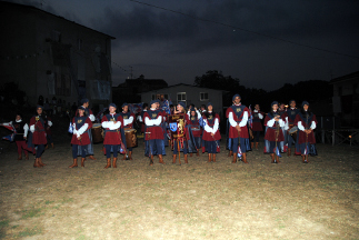 Esibizione sbandieratori e musici in onore di Santa Colomba.