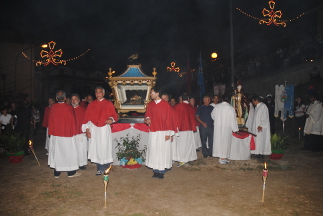 Esibizione sbandieratori e musici in onore di Santa Colomba.