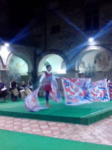 Esibizione presso la Vineria di Offida (AP) degli Sbandieratori e dei Musici di Porta Romana.