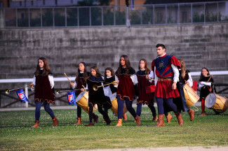 La Scuola Sbandieratori e Musici sfila durante l'entrata al campo Squarcia.