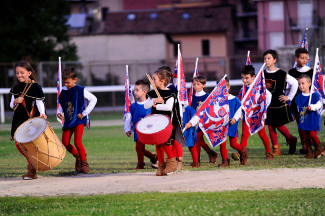 La Scuola Sbandieratori e Musici sfila durante l'entrata al campo Squarcia.