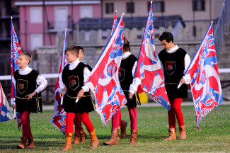 La Scuola Sbandieratori e Musici sfila durante l'entrata al campo Squarcia.