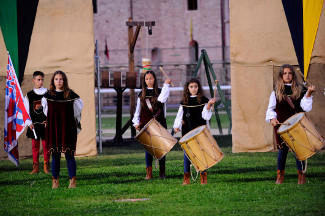 I musici mentre accompagnano le esibizioni degli sbandieratori.