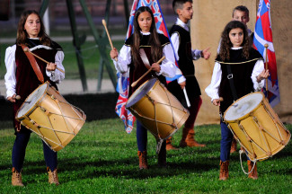 I musici mentre accompagnano le esibizioni degli sbandieratori.