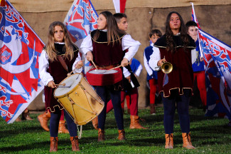 I musici mentre accompagnano le esibizioni degli sbandieratori.