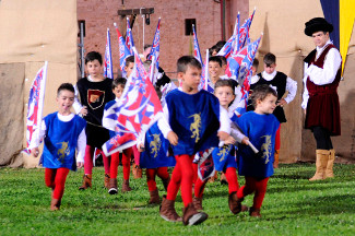 La Scuola Sbandieratori e Musici sfila per uscire dal campo Squarcia.