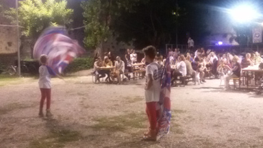 Esibizione di un singolo della Scuola Sbandieratori e Musici.