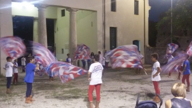 Esibizione della Grande Squadra della Scuola Sbandieratori e Musici.