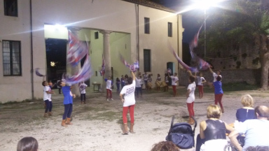 Esibizione della Grande Squadra della Scuola Sbandieratori e Musici.