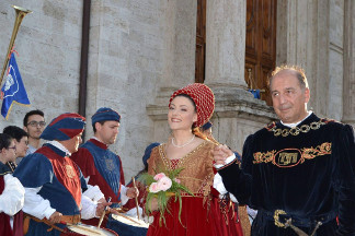 I musici accolgono la dama Alice Di Addezio accompagnata dal console Luigi Tulli.