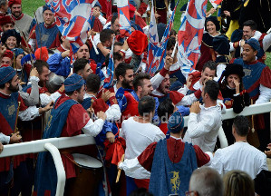 Il cavaliere Fabio Picchioni del Sestiere Porta Romana festeggia con i suoi sestieranti.