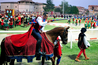 Il cavaliere Fabio Picchioni del Sestiere Porta Romana si concentra sulla lancia.