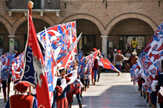 Gli sbandieratori in Piazza del Popolo.