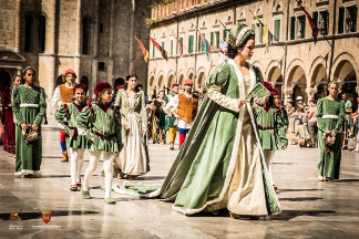 La dama Giovanna Marozzi in Piazza del Popolo.