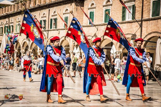 Gli alfieri dei Capitani in Piazza del Popolo.