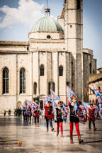 Il gruppo Sbandieratori in Piazza del Popolo.