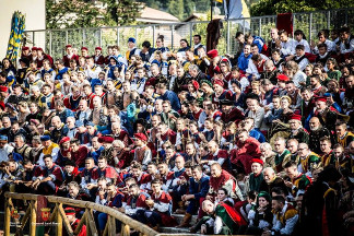 Tutti i figuranti rossoazzurri assistono alla giostra.