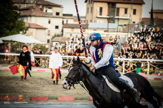 Il cavaliere Fabio Picchioni del Sestiere Porta Romana in sella a Genoria sul rettilinio finale.