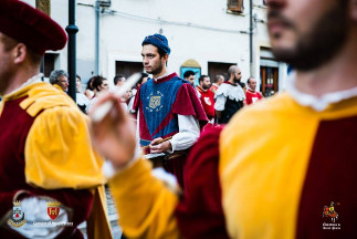 Il tamburino rosso-azzurro Davide Del Prete.