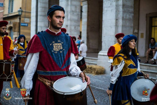 Il tamburino rosso-azzurro Davide Del Prete.