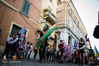 Gli sbandieratori rosso-azzurri Samuel Spinelli e Giorgio Viceconte.