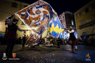 Esibizione degli sbandieratori della Quintana di Ascoli Piceno.