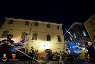 Esibizione degli sbandieratori della Quintana di Ascoli Piceno.