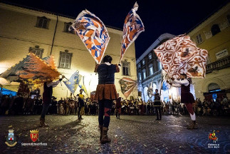 Esibizione degli sbandieratori della Quintana di Ascoli Piceno.