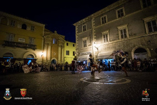 Esibizione degli sbandieratori della Quintana di Ascoli Piceno.