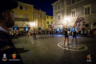 Esibizione degli sbandieratori della Quintana di Ascoli Piceno.