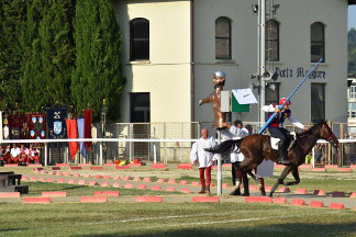Il cavaliere Fabio Picchioni del Sestiere Porta Romana in sella a Natali's Jam al primo assalto.