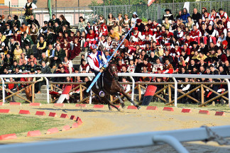 Il cavaliere Fabio Picchioni del Sestiere Porta Romana in sella a Natali's Jam nella curva del Cassero.